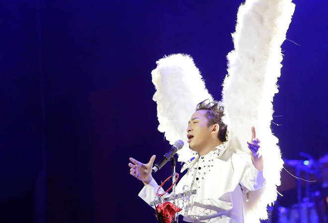 Tùng Dương đeo cánh thiên thần hát bolero trong đêm Giáng sinh